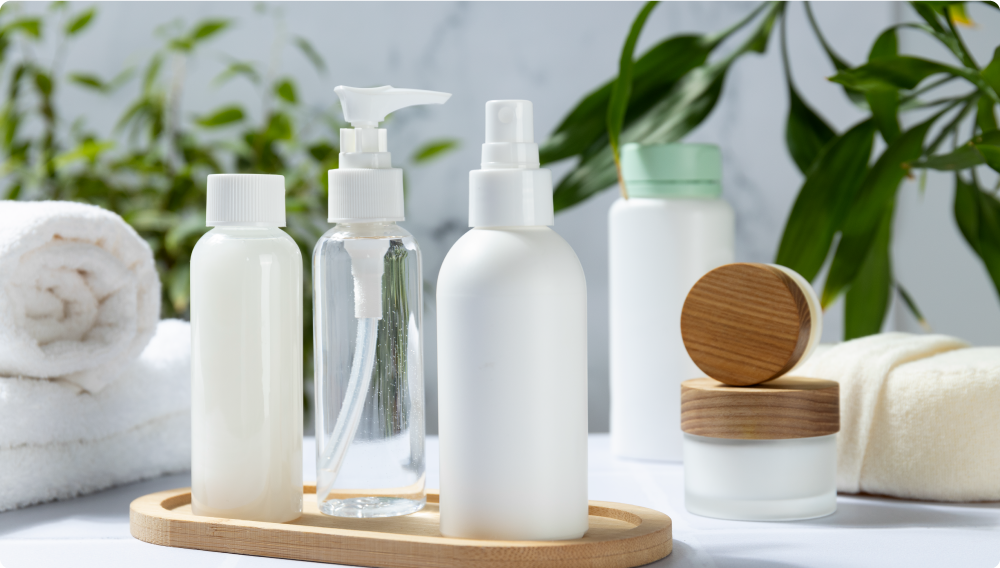 シャンプー・リンス・ボディソープなどが並んだアメニティの写真