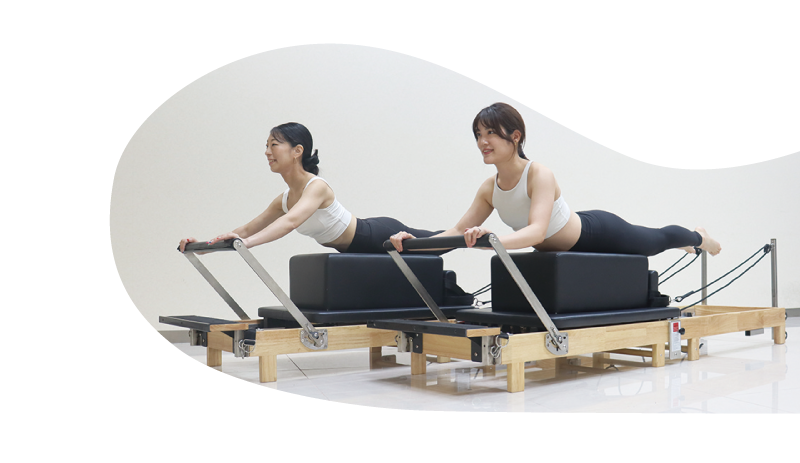 無料シャトルバスで読書を楽しむ女性