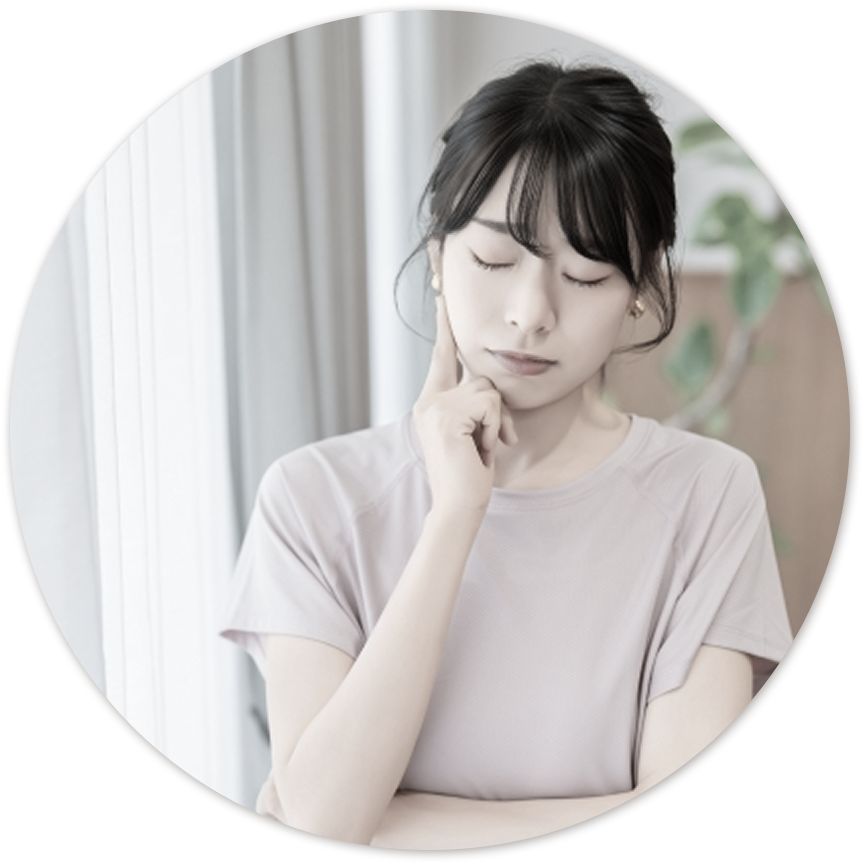 悩んでいる様子の女性